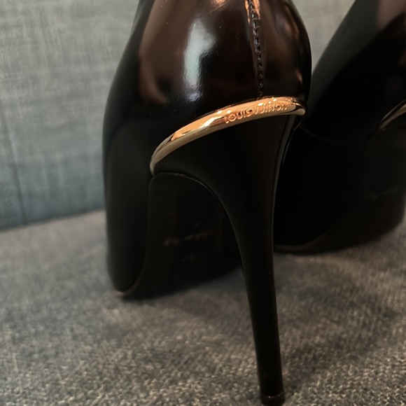 Louis Vuitton Eyeline Pump, black leather with gold accent. Size 37 - Picture 3 of 6